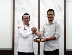 Bupati Eka Putra Terima Achievement Motivation Person dari KI Sumbar