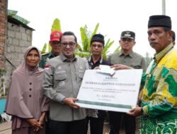 Rumah Warga Tertimpa Pohon: Bupati Eka Putra Serahkan Bantuan