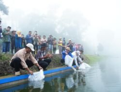 Kunjungi Goro di Masjid Ashaliyah, Bupati Eka Putra juga Melepas Benih Ikan di Embung Talago