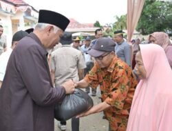 Pemprov Sumbar Serahkan Bantuan Beras CPP Bagi Korban Banjir di Dharmasraya