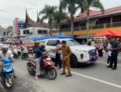 Hujan Abu Vulkanik Selimuti Batusangkar: Bupati Tanah Datar Bagikan Masker untuk Masyarakat