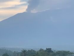 Gunung Marapi kembali erupsi dengan tinggi abu capai 700 meter