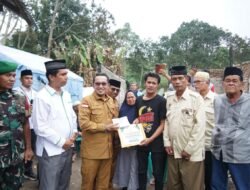 Bupati Tanah Datar Serahkan Bantuan Kebakaran