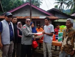 Pemkab Tanah Datar Serahkan Bantuan Korban Musibah Air Bandang
