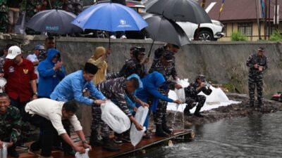 TNI AL Tebar 10 Ribu Benih Ikan di Talago Koto Baru untuk Dukung Ketahanan Pangan