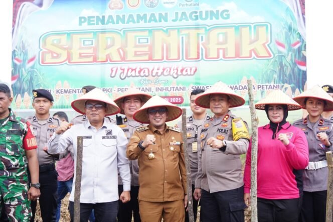 
 Dukung Swasembada Pangan, Pemda dan Polres Tanah Datar Tanam Jagung Serentak