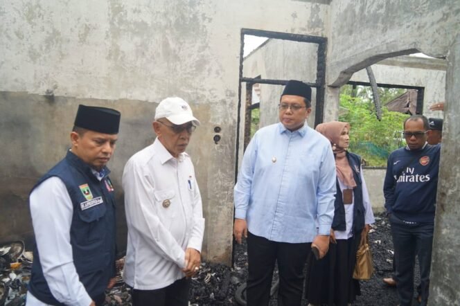 
 Wabup Ahmad Fadly Tinjau Korban Kebakaran dan Salurkan Bantuan