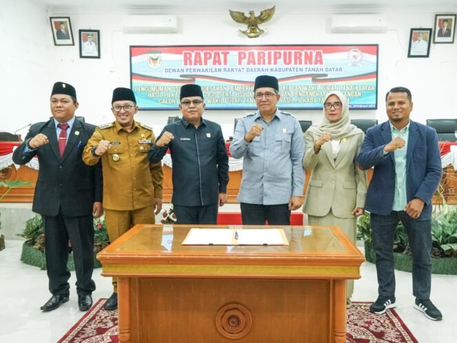 
 DPRD Tanah Datar Umumkan Usulan Pemberhentian dan Pengangkatan Bupati dan Wakil Bupati