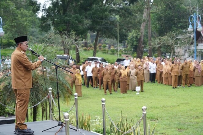 
 Bupati Eka Putra Pimpin Apel Perdana 2025