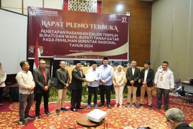 
 Gelar Rapat Pleno Terbuka, KPU Tetapkan Bupati dan Wakil Bupati Tanah Datar Terpilih