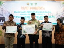 Wabup Tanah Datar Terima Penghargaan pada Rakor Evaluasi Penyelenggaraan Haji 2025