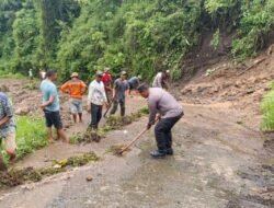Longsor Tutup Akses Jalan di Pariangan, Polsek dan Warga Bergerak Cepat Lakukan Pembersihan