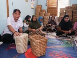 Kemensos Bangun Kampung Berdaya di Banyumas, Produk Anyaman Warga Tembus Pasar Ekspor
