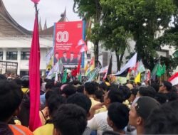 Tanpa Ricuh! Aksi Unjuk Rasa di DPRD Sumbar Ditutup dengan Tanda Tangan Tuntutan