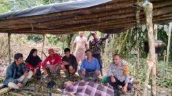 Respons Cepat Bhabinkamtibmas Bripka Devit Hidayat Evakuasi Buruh Tani Meninggal Dunia di Ladang Terpencil Solok Selatan