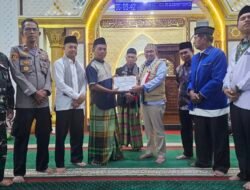 Serahkan Bantuan untuk Korban Kebakaran, Bupati Eka Putra Himbau Masyarakat Terus Tingkatkan Kewaspadaan