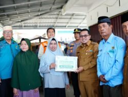 Kunjungi Jorong Padang Jaya Nagari Salimpaung, Bupati Serahkan Bantuan untuk Korban Angin Puting Beliung