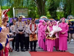 Kapolda Sumbar Disambut Khidmat di Padang Panjang dengan Tari Pasambahan dan Tradisi Songket