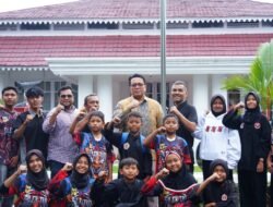 Wabup Tanah Datar Ahmad Fadly Lepas 30 Atlet Pencak Silat Bertanding di Kejuaraan Dang Tuanku VI Bukittinggi