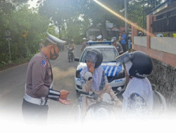 Satlantas Polres Tanah Datar Gelar Giat Edukatif Tertib Lalu Lintas di Simpang Ambancang