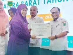 Padang Panjang Raih Penghargaan Sebagai Daerah Pengukuh Tim Pembina Posyandu Kota