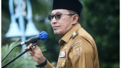 Hari Pertama Masuk Kerja Pasca Lebaran, Bupati Eka Putra Pimpin Apel Gabungan dan Tekankan Pelayanan Maksimal